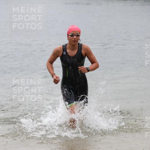 21.06.2025 - 27. Vierlanden-Triathlon Lena Gebhardt http://msf.ph/oto/8043592 15.06.2025 14:37:26 Schwimmen 1328, 1343 meine-sportfotos.de