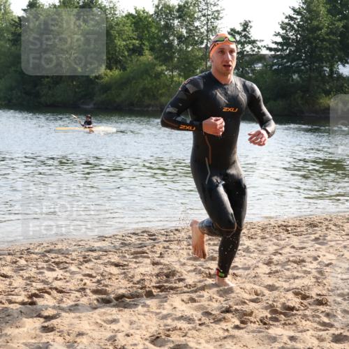 15.06.2025 - 27. Vierlanden-Triathlon Lena Gebhardt http://msf.ph/oto/8043594 15.06.2025 08:32:46 Schwimmen 8, 25, 26, 38, 41, 60, 87 meine-sportfotos.de