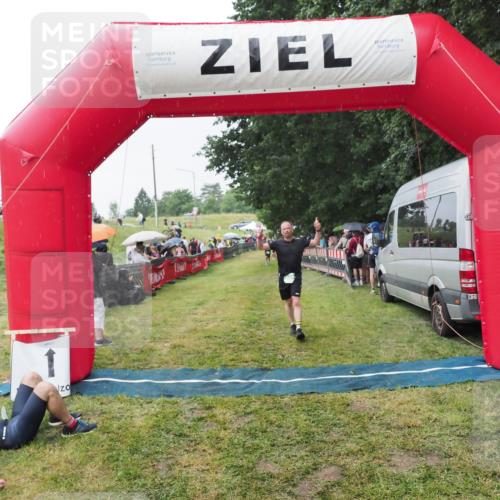 21.06.2025 - 27. Vierlanden-Triathlon MichiJ http://msf.ph/oto/8043595 15.06.2026 13:43:18 Ziel 801 meine-sportfotos.de