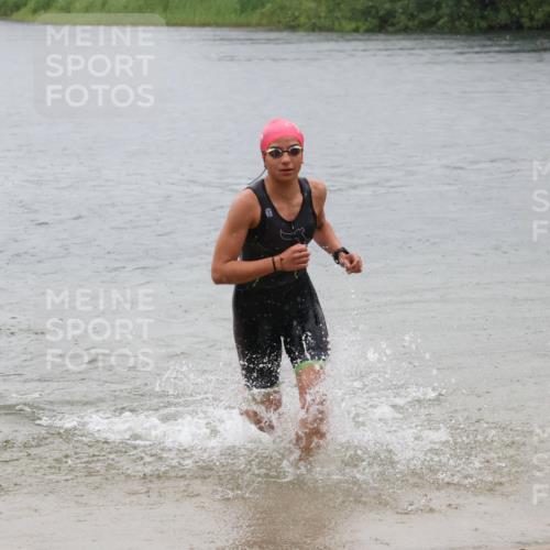 21.06.2025 - 27. Vierlanden-Triathlon Lena Gebhardt http://msf.ph/oto/8043596 15.06.2025 14:37:26 Schwimmen 1328, 1343 meine-sportfotos.de