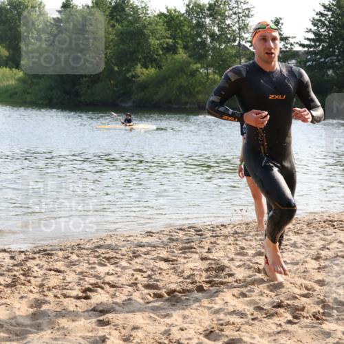 15.06.2025 - 27. Vierlanden-Triathlon Lena Gebhardt http://msf.ph/oto/8043598 15.06.2025 08:32:46 Schwimmen 8, 25, 26, 38, 41, 60, 87 meine-sportfotos.de