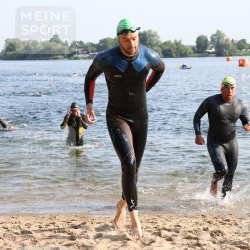 15.06.2025 - 27. Vierlanden-Triathlon Lena Gebhardt http://msf.ph/oto/8043609 15.06.2025 08:32:47 Schwimmen 8, 25, 38, 41, 60, 87 meine-sportfotos.de