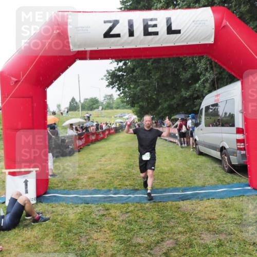 21.06.2025 - 27. Vierlanden-Triathlon MichiJ http://msf.ph/oto/8043616 15.06.2026 13:43:19 Ziel 801 meine-sportfotos.de