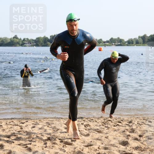 15.06.2025 - 27. Vierlanden-Triathlon Lena Gebhardt http://msf.ph/oto/8043617 15.06.2025 08:32:48 Schwimmen 8, 25, 38, 41, 60, 87 meine-sportfotos.de