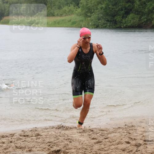 21.06.2025 - 27. Vierlanden-Triathlon Lena Gebhardt http://msf.ph/oto/8043619 15.06.2025 14:37:27 Schwimmen 1328, 1343 meine-sportfotos.de