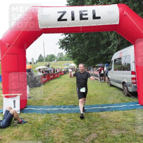21.06.2025 - 27. Vierlanden-Triathlon MichiJ http://msf.ph/oto/8043623 15.06.2026 13:43:19 Ziel 801 meine-sportfotos.de