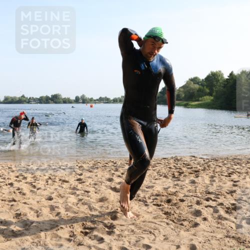 15.06.2025 - 27. Vierlanden-Triathlon Lena Gebhardt http://msf.ph/oto/8043624 15.06.2025 08:32:49 Schwimmen 8, 25, 38, 41, 60, 87 meine-sportfotos.de