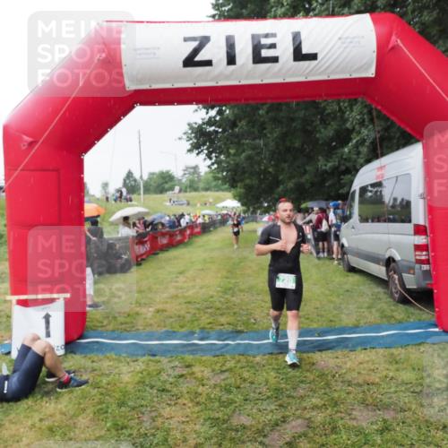 21.06.2025 - 27. Vierlanden-Triathlon MichiJ http://msf.ph/oto/8043630 15.06.2026 13:43:25 Ziel 720, 801 meine-sportfotos.de