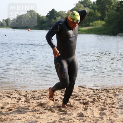15.06.2025 - 27. Vierlanden-Triathlon Lena Gebhardt http://msf.ph/oto/8043631 15.06.2025 08:32:50 Schwimmen 8, 25, 38, 41, 60, 87 meine-sportfotos.de