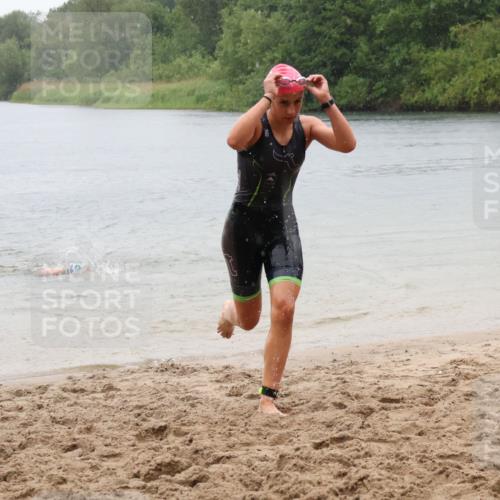 21.06.2025 - 27. Vierlanden-Triathlon Lena Gebhardt http://msf.ph/oto/8043633 15.06.2025 14:37:28 Schwimmen 1328, 1343 meine-sportfotos.de