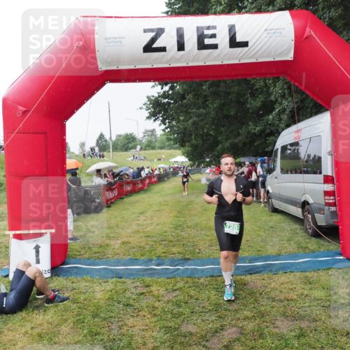 21.06.2025 - 27. Vierlanden-Triathlon MichiJ http://msf.ph/oto/8043634 15.06.2026 13:43:25 Ziel 720, 801 meine-sportfotos.de