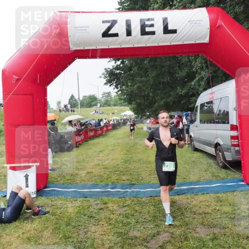 21.06.2025 - 27. Vierlanden-Triathlon MichiJ http://msf.ph/oto/8043636 15.06.2026 13:43:25 Ziel 720, 801 meine-sportfotos.de