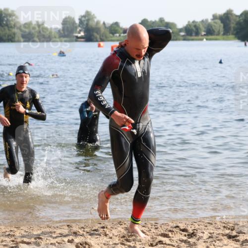 15.06.2025 - 27. Vierlanden-Triathlon Lena Gebhardt http://msf.ph/oto/8043642 15.06.2025 08:32:51 Schwimmen 8, 25, 38, 41, 60, 87, 234 meine-sportfotos.de