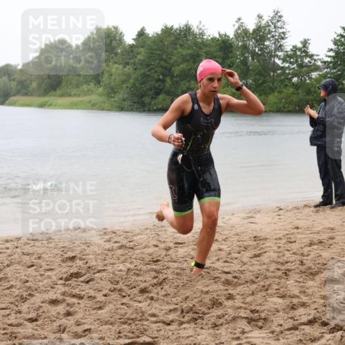 21.06.2025 - 27. Vierlanden-Triathlon Lena Gebhardt http://msf.ph/oto/8043644 15.06.2025 14:37:29 Schwimmen 1328, 1343 meine-sportfotos.de