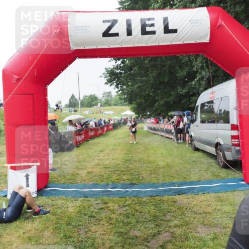 21.06.2025 - 27. Vierlanden-Triathlon MichiJ http://msf.ph/oto/8043649 15.06.2026 13:43:27 Ziel 720 meine-sportfotos.de