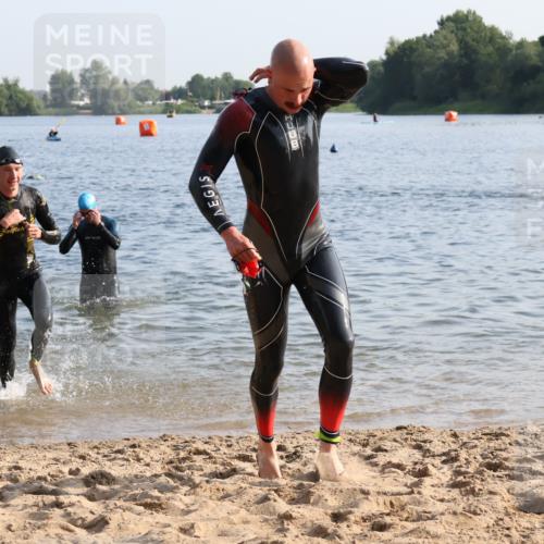 15.06.2025 - 27. Vierlanden-Triathlon Lena Gebhardt http://msf.ph/oto/8043650 15.06.2025 08:32:52 Schwimmen 8, 25, 38, 41, 60, 87, 185, 234 meine-sportfotos.de