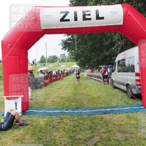 21.06.2025 - 27. Vierlanden-Triathlon MichiJ http://msf.ph/oto/8043651 15.06.2026 13:43:28 Ziel 720 meine-sportfotos.de