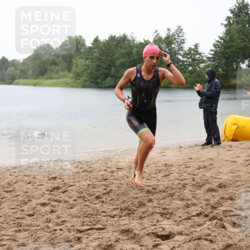 21.06.2025 - 27. Vierlanden-Triathlon Lena Gebhardt http://msf.ph/oto/8043652 15.06.2025 14:37:29 Schwimmen 1328, 1343 meine-sportfotos.de