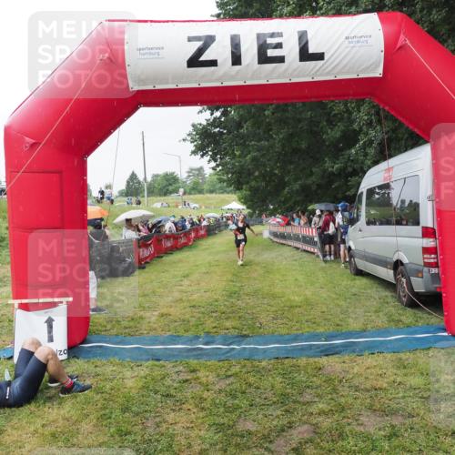 21.06.2025 - 27. Vierlanden-Triathlon MichiJ http://msf.ph/oto/8043655 15.06.2026 13:43:28 Ziel 720 meine-sportfotos.de