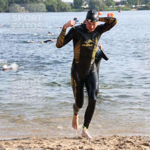 15.06.2025 - 27. Vierlanden-Triathlon Lena Gebhardt http://msf.ph/oto/8043657 15.06.2025 08:32:53 Schwimmen 8, 25, 41, 60, 87, 185, 234 meine-sportfotos.de