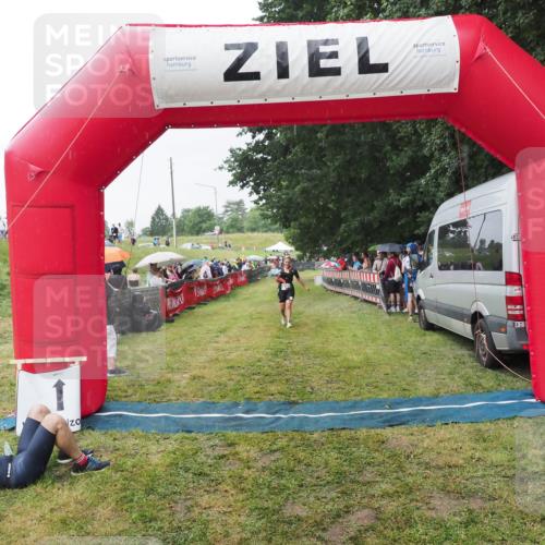 21.06.2025 - 27. Vierlanden-Triathlon MichiJ http://msf.ph/oto/8043664 15.06.2026 13:43:29 Ziel 720, 945 meine-sportfotos.de