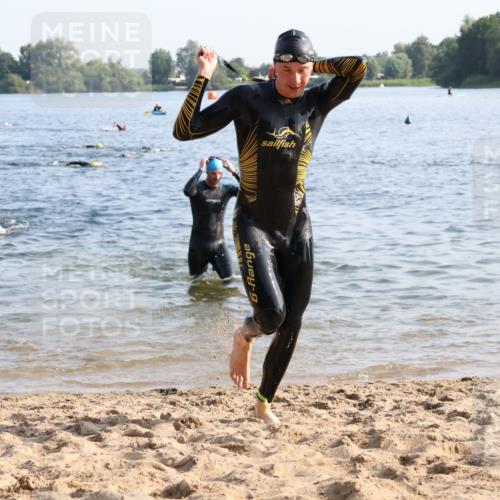 15.06.2025 - 27. Vierlanden-Triathlon Lena Gebhardt http://msf.ph/oto/8043669 15.06.2025 08:32:54 Schwimmen 8, 25, 41, 60, 87, 185, 234 meine-sportfotos.de