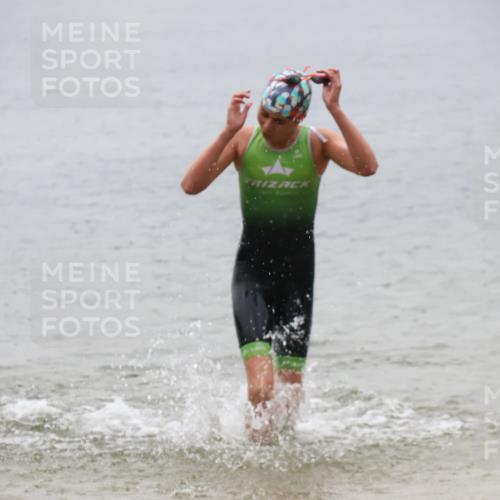 21.06.2025 - 27. Vierlanden-Triathlon Lena Gebhardt http://msf.ph/oto/8043671 15.06.2025 14:37:31 Schwimmen 1328, 1343 meine-sportfotos.de