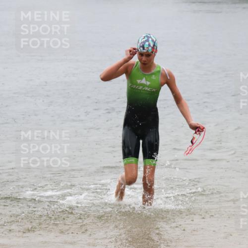 21.06.2025 - 27. Vierlanden-Triathlon Lena Gebhardt http://msf.ph/oto/8043679 15.06.2025 14:37:32 Schwimmen 1328, 1343 meine-sportfotos.de