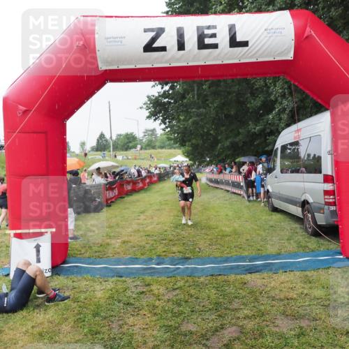 21.06.2025 - 27. Vierlanden-Triathlon MichiJ http://msf.ph/oto/8043684 15.06.2026 13:43:30 Ziel 720, 945 meine-sportfotos.de