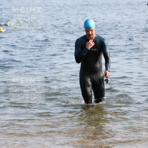 15.06.2025 - 27. Vierlanden-Triathlon Lena Gebhardt http://msf.ph/oto/8043692 15.06.2025 08:32:56 Schwimmen 8, 15, 36, 41, 60, 87, 185, 234 meine-sportfotos.de