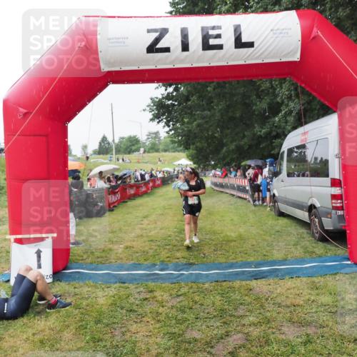 21.06.2025 - 27. Vierlanden-Triathlon MichiJ http://msf.ph/oto/8043699 15.06.2026 13:43:31 Ziel 720, 945 meine-sportfotos.de