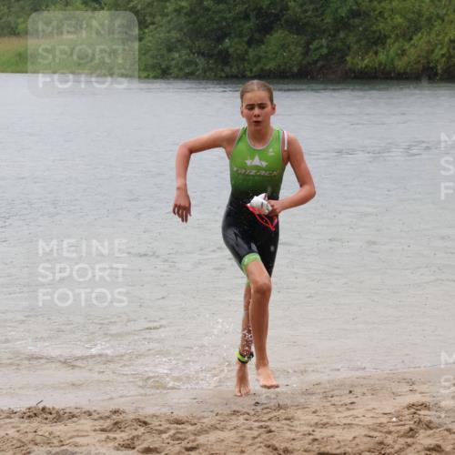 21.06.2025 - 27. Vierlanden-Triathlon Lena Gebhardt http://msf.ph/oto/8043701 15.06.2025 14:37:33 Schwimmen 1328, 1343 meine-sportfotos.de