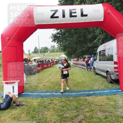 21.06.2025 - 27. Vierlanden-Triathlon MichiJ http://msf.ph/oto/8043713 15.06.2026 13:43:32 Ziel 720, 945 meine-sportfotos.de