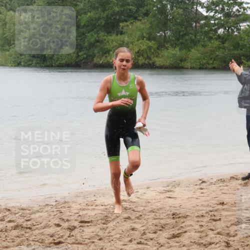 21.06.2025 - 27. Vierlanden-Triathlon Lena Gebhardt http://msf.ph/oto/8043719 15.06.2025 14:37:34 Schwimmen 1328, 1343 meine-sportfotos.de