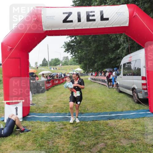 21.06.2025 - 27. Vierlanden-Triathlon MichiJ http://msf.ph/oto/8043725 15.06.2026 13:43:33 Ziel 144, 945 meine-sportfotos.de