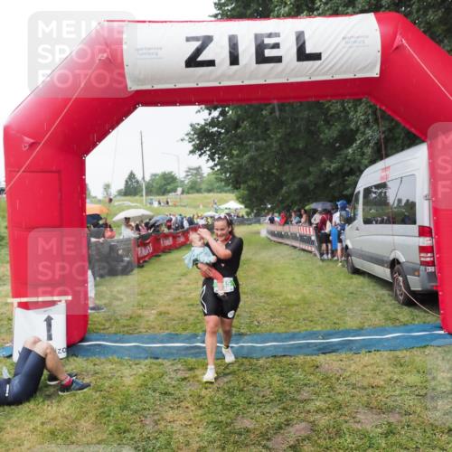 21.06.2025 - 27. Vierlanden-Triathlon MichiJ http://msf.ph/oto/8043730 15.06.2026 13:43:33 Ziel 144, 945 meine-sportfotos.de