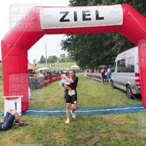 21.06.2025 - 27. Vierlanden-Triathlon MichiJ http://msf.ph/oto/8043732 15.06.2026 13:43:33 Ziel 144, 945 meine-sportfotos.de