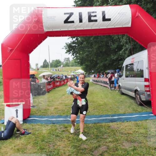 21.06.2025 - 27. Vierlanden-Triathlon MichiJ http://msf.ph/oto/8043735 15.06.2026 13:43:34 Ziel 144, 945 meine-sportfotos.de
