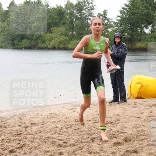 21.06.2025 - 27. Vierlanden-Triathlon Lena Gebhardt http://msf.ph/oto/8043736 15.06.2025 14:37:35 Schwimmen 1328, 1343 meine-sportfotos.de