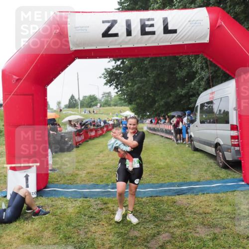 21.06.2025 - 27. Vierlanden-Triathlon MichiJ http://msf.ph/oto/8043737 15.06.2026 13:43:34 Ziel 144, 945 meine-sportfotos.de