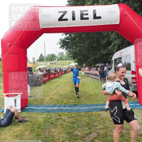 21.06.2025 - 27. Vierlanden-Triathlon MichiJ http://msf.ph/oto/8043745 15.06.2026 13:43:36 Ziel 144, 945 meine-sportfotos.de