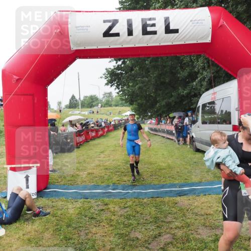 21.06.2025 - 27. Vierlanden-Triathlon MichiJ http://msf.ph/oto/8043754 15.06.2026 13:43:37 Ziel 144, 945 meine-sportfotos.de