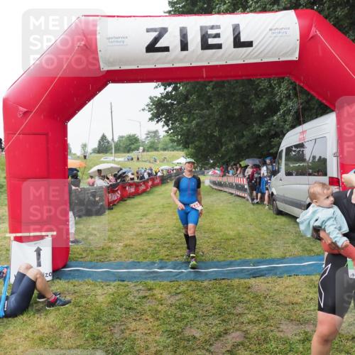 21.06.2025 - 27. Vierlanden-Triathlon MichiJ http://msf.ph/oto/8043758 15.06.2026 13:43:37 Ziel 144, 945 meine-sportfotos.de