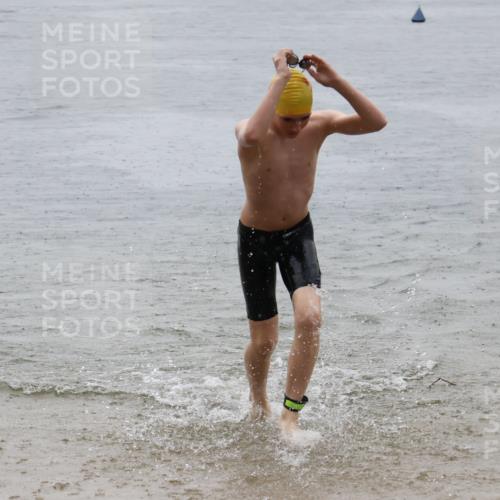 21.06.2025 - 27. Vierlanden-Triathlon Lena Gebhardt http://msf.ph/oto/8043767 15.06.2025 14:37:52 Schwimmen 1323 meine-sportfotos.de
