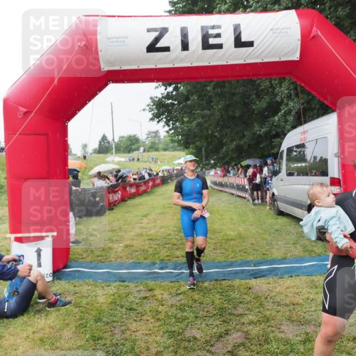 21.06.2025 - 27. Vierlanden-Triathlon MichiJ http://msf.ph/oto/8043770 15.06.2026 13:43:38 Ziel 144, 945 meine-sportfotos.de