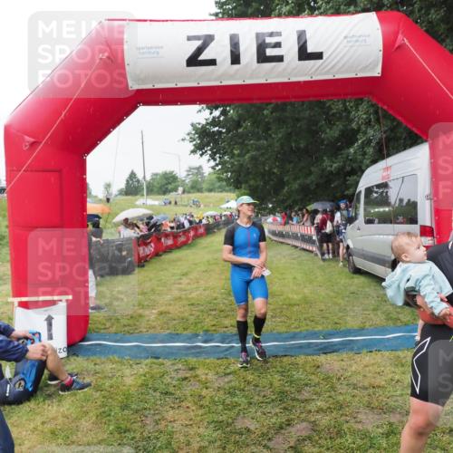 21.06.2025 - 27. Vierlanden-Triathlon MichiJ http://msf.ph/oto/8043772 15.06.2026 13:43:38 Ziel 144, 945 meine-sportfotos.de