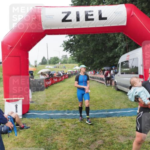 21.06.2025 - 27. Vierlanden-Triathlon MichiJ http://msf.ph/oto/8043774 15.06.2026 13:43:38 Ziel 144, 945 meine-sportfotos.de