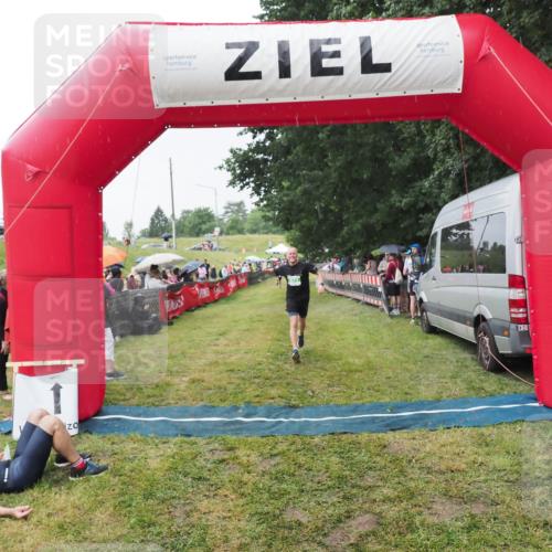 21.06.2025 - 27. Vierlanden-Triathlon MichiJ http://msf.ph/oto/8043777 15.06.2026 13:43:53 Ziel 671 meine-sportfotos.de