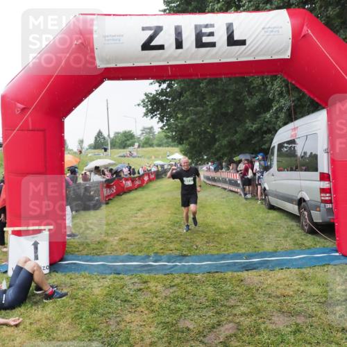 21.06.2025 - 27. Vierlanden-Triathlon MichiJ http://msf.ph/oto/8043780 15.06.2026 13:43:53 Ziel 671 meine-sportfotos.de