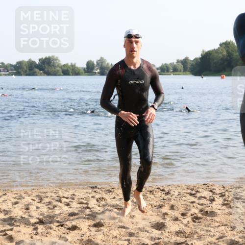 15.06.2025 - 27. Vierlanden-Triathlon Lena Gebhardt http://msf.ph/oto/8043792 15.06.2025 08:33:05 Schwimmen 15, 36, 185, 234 meine-sportfotos.de